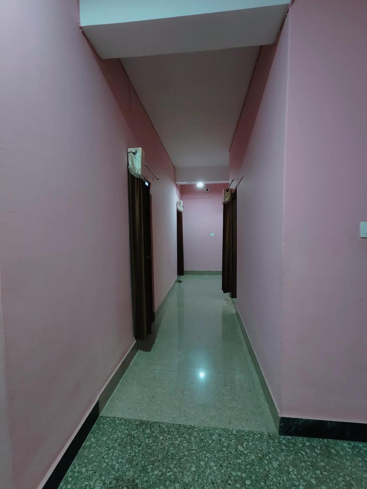 Gulab Lodge Силигури Екстериор снимка
